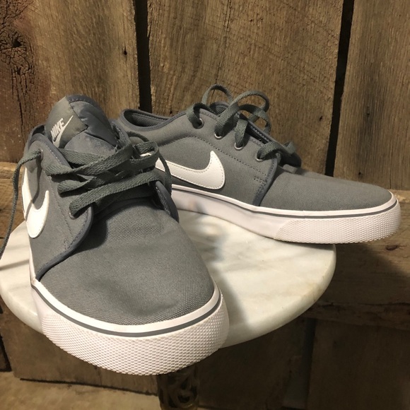 grey nike canvas shoes